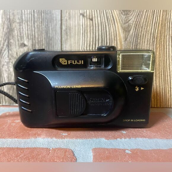 Fuji DL-7 Drop in Loading Black Portable Point & Shoot 35mm Lens Film Camera - Picture 1 of 6